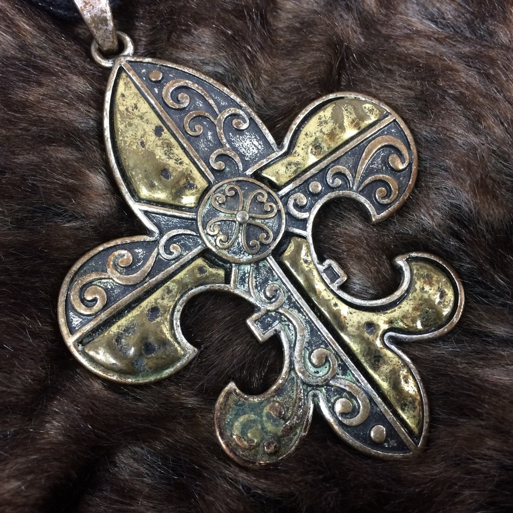 Fleur Des Les pendant necklace